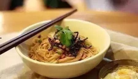 刘大瓜吃鸡肉面视频,趣味横生引网友热议
