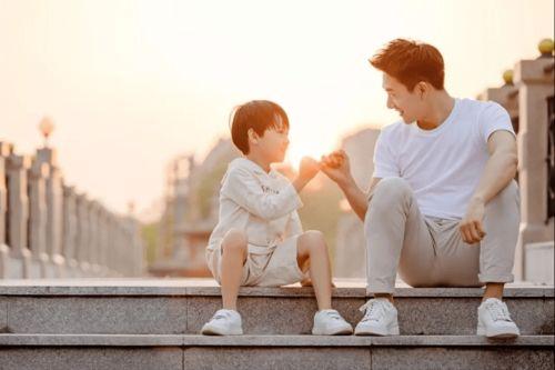 爸妈偷听心声吃瓜视频,吃瓜视频揭秘亲子沟通新方式