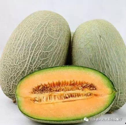 宝宝在饭店吃哈密瓜视频,萌态十足引围观