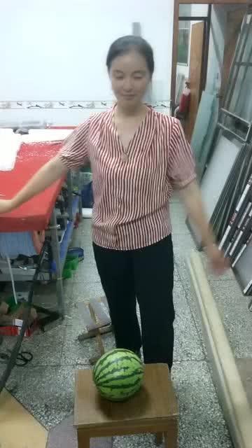 练腰吃瓜的视频,轻松塑形乐趣多