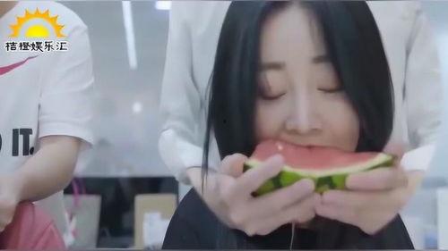 吃瓜黑衣小姐姐视频下载,揭秘吃瓜黑衣小姐姐视频下载攻略