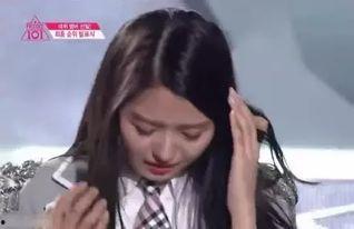 吃瓜群众抠鼻子视频播放,这动作太魔性了！