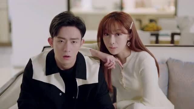 情侣吃瓜变装模板视频,趣味横生演绎另类甜蜜日常