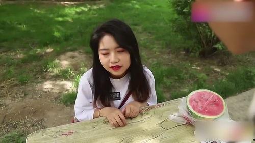 情侣吃瓜变装模板视频,趣味横生演绎另类甜蜜日常