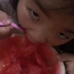 小孩打滚吃瓜视频,小萌娃打滚吃瓜萌态十足