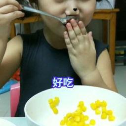 小孩打滚吃瓜视频,小萌娃打滚吃瓜萌态十足