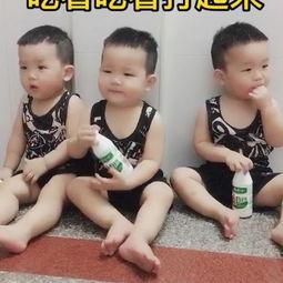 小孩打滚吃瓜视频,小萌娃打滚吃瓜萌态十足