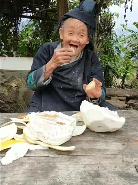 云南老太太吃瓜视频,展现地道民俗风情