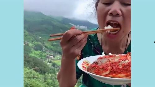 云南老太太吃瓜视频,展现地道民俗风情