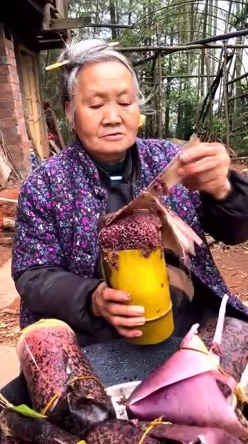 云南老太太吃瓜视频,展现地道民俗风情