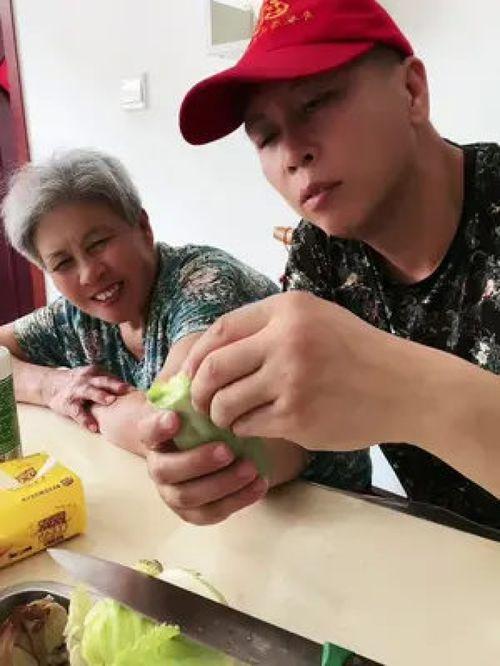 妈妈吃瓜搞笑视频