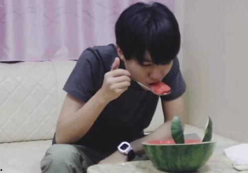 王俊凯搞笑吃瓜视频大全