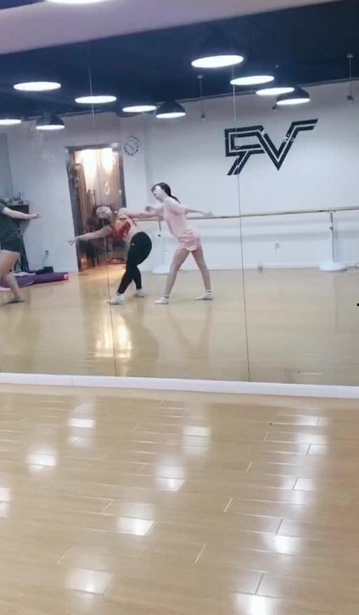 某女生跳舞吃瓜视频播放,某女生跳舞吃瓜视频走红网络