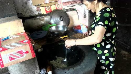 农村人聚众吃瓜视频播放,视频播放引发热议