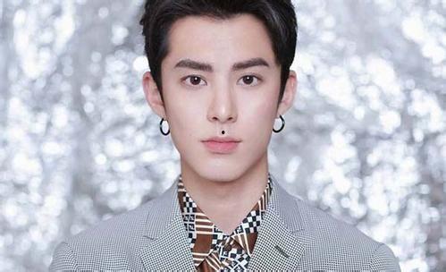 王鹤棣比赛吃瓜视频,趣味横生引网友热议