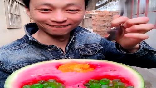 西瓜视频农村小伙吃瓜,体验田园生活乐趣