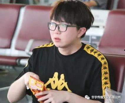 毛不易吃银瓜视频,趣味视频引网友热议