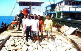 中国渔民吃瓜视频在黄岩岛吃瓜,中国渔民欢乐吃瓜视频引关注