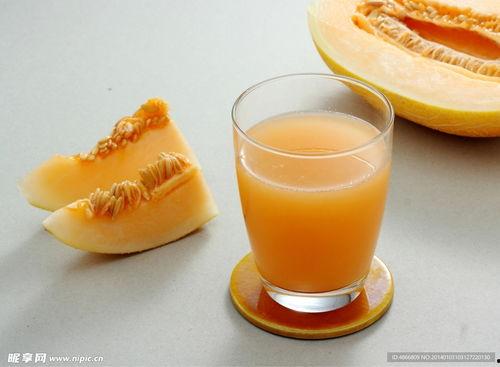 男子吃哈密瓜搞笑视频,笑料百出引网友热议