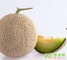 男子吃哈密瓜搞笑视频,笑料百出引网友热议